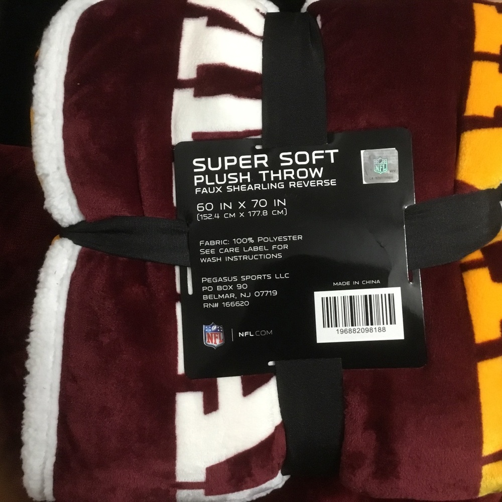 NFL Washington Commanders Super Soft Plush Throw (60 in x 70 in) NEW! - Picture 3 of 8